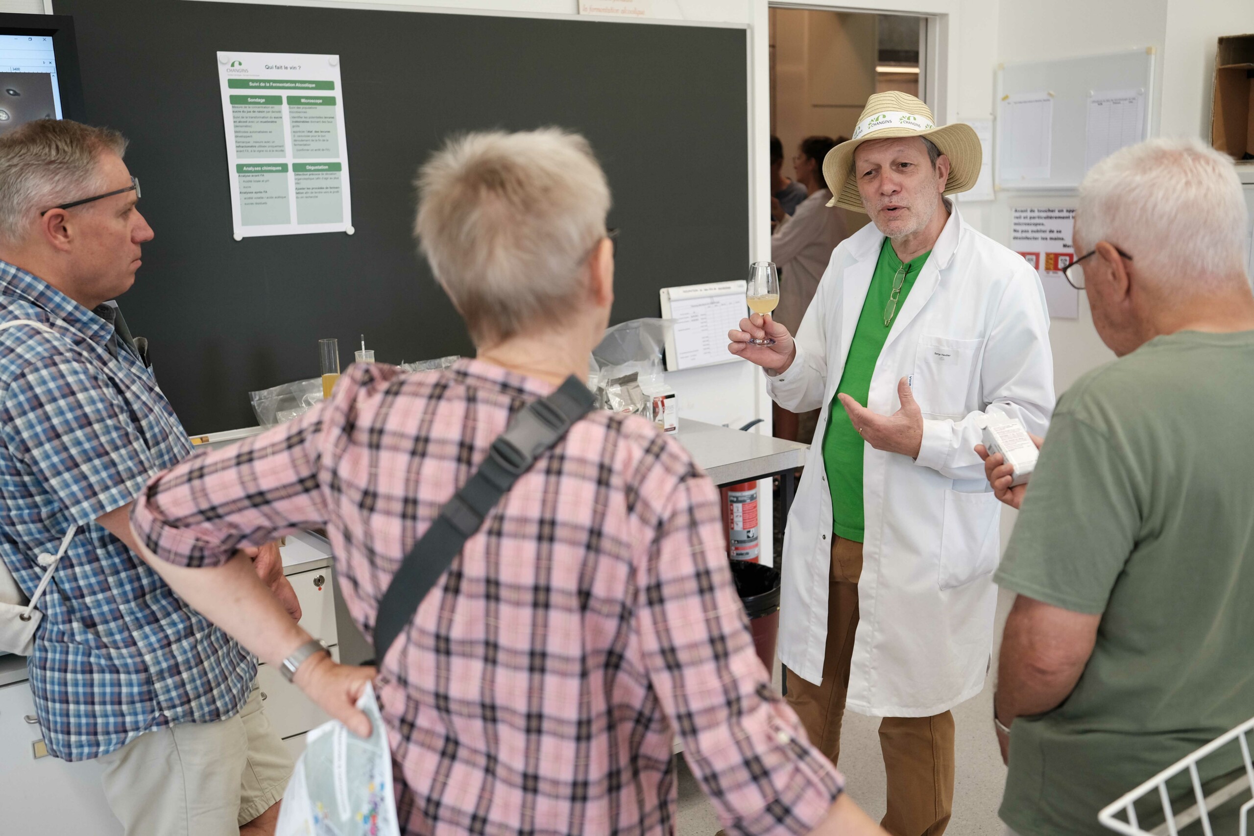 Présentation d'un vin lors des portes ouvertes de l'école de vin de Changins