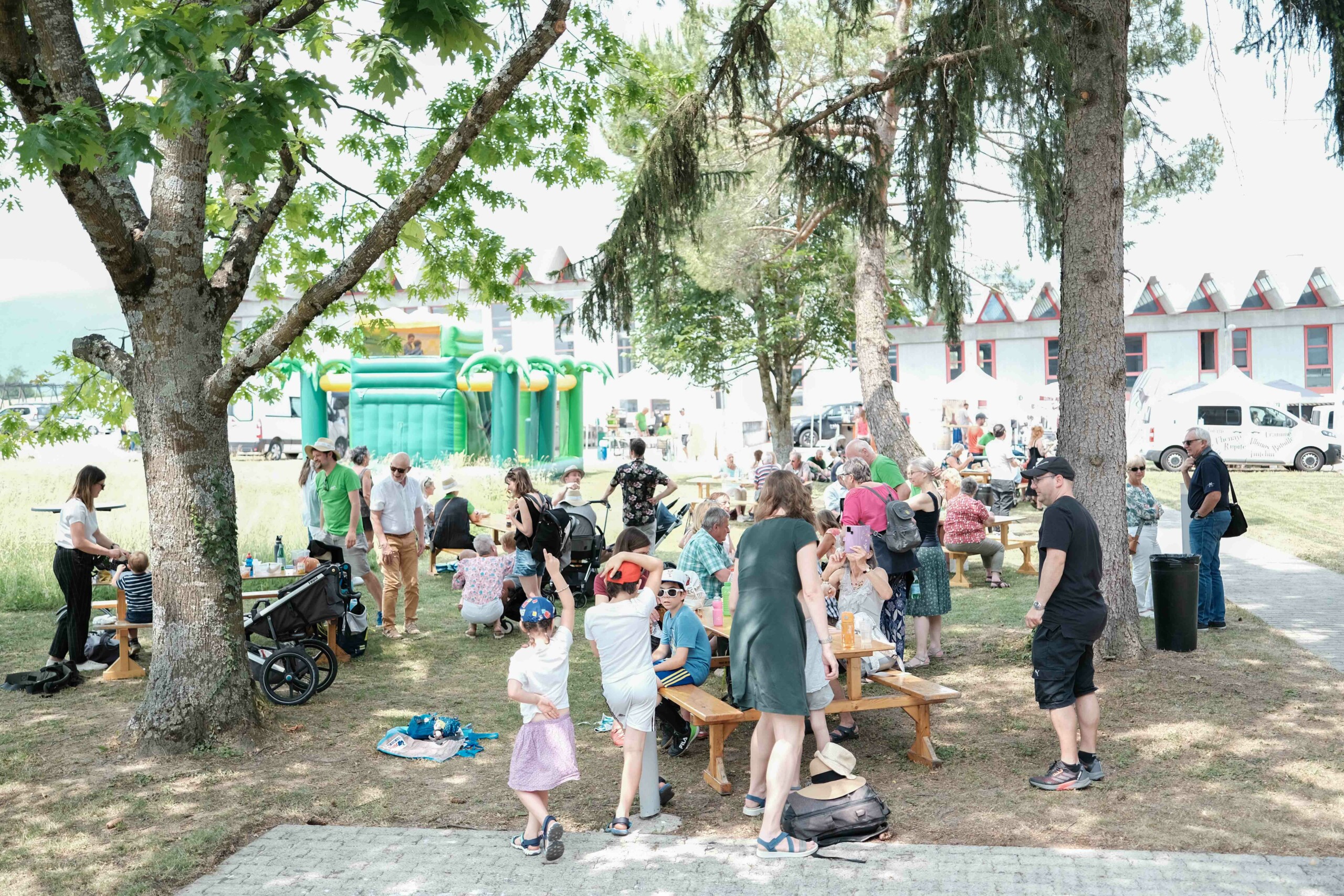 Familles se réunissant sous des arbres lors de la journée portes ouvertes des 75 ans de Changins