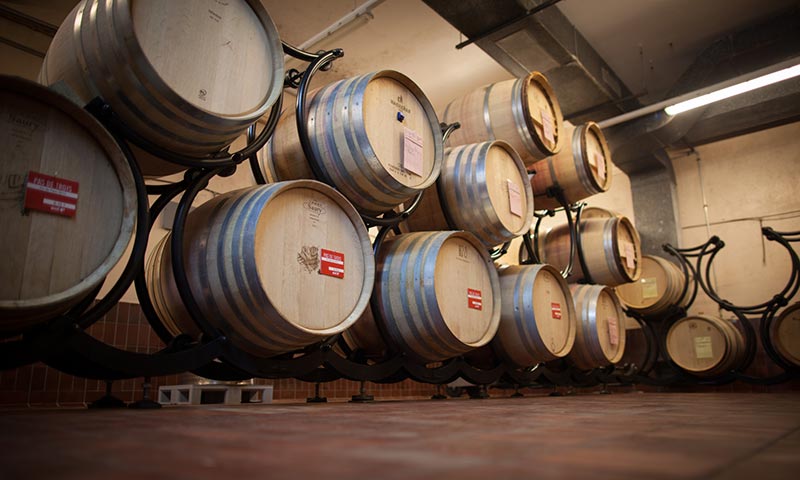 Photo de cuve de vin en bois entreposé dans l'école de vin de Changins